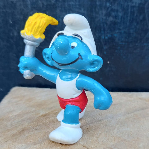 20030 Torchbearer Smurf With Red Shorts (Fackelträger Schlumpf) #2